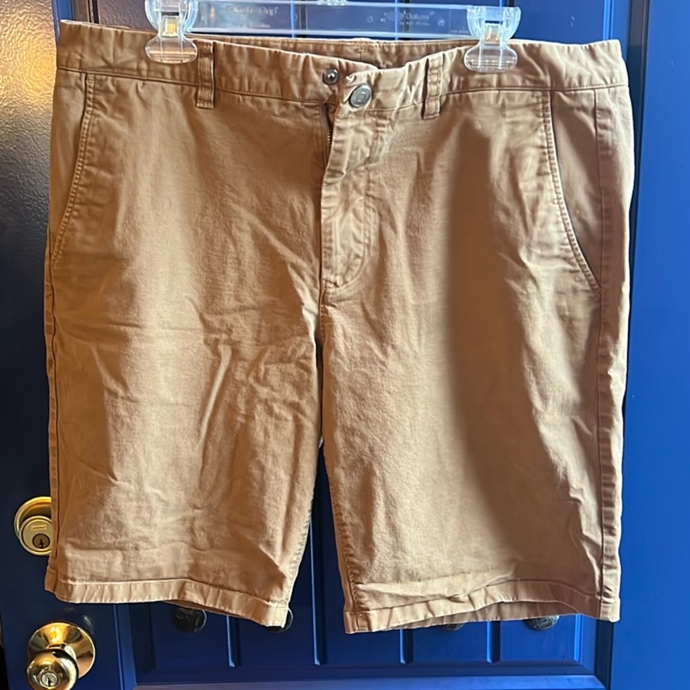 Bonobos khaki men’s shorts.